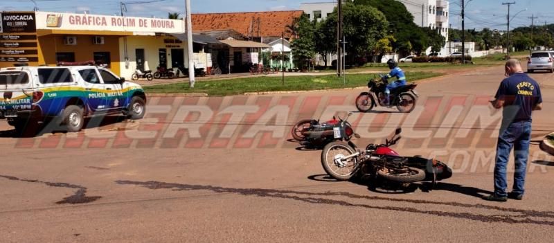 Motociclista inabilitado atinge condutor que avançou a via e duas pessoas acabam feridas, em Rolim de Moura - Veja o vídeo do momento da colisão entre as duas motos envolvidas Motociclista inabilitado atinge condutor que avançou a via e duas pessoas acabam feridas, em Rolim de Moura - Veja o vídeo do momento da colisão entre as duas motos envolvidas