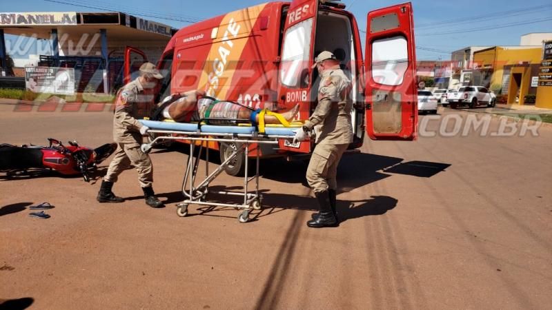 Motociclista inabilitado atinge condutor que avançou a via e duas pessoas acabam feridas, em Rolim de Moura - Veja o vídeo do momento da colisão entre as duas motos envolvidas Motociclista inabilitado atinge condutor que avançou a via e duas pessoas acabam feridas, em Rolim de Moura - Veja o vídeo do momento da colisão entre as duas motos envolvidas