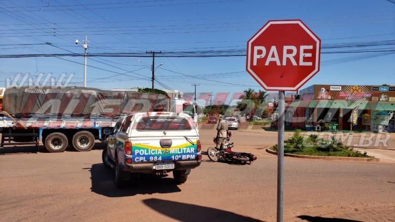 Motociclista inabilitado atinge condutor que avançou a via e duas pessoas acabam feridas, em Rolim de Moura - Veja o vídeo do momento da colisão entre as duas motos envolvidas Motociclista inabilitado atinge condutor que avançou a via e duas pessoas acabam feridas, em Rolim de Moura - Veja o vídeo do momento da colisão entre as duas motos envolvidas