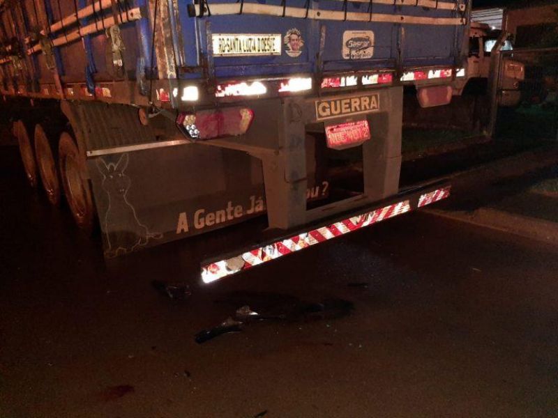 Em Vilhena, motociclista morre após bater em traseira de carreta estacionada Em Vilhena, motociclista morre após bater em traseira de carreta estacionada