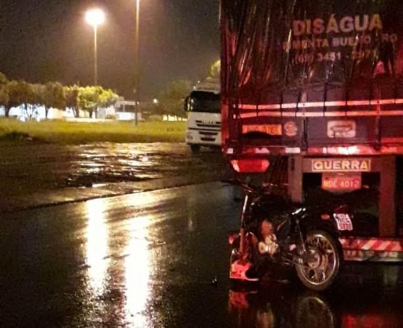Em Vilhena, motociclista morre após bater em traseira de carreta estacionada Em Vilhena, motociclista morre após bater em traseira de carreta estacionada