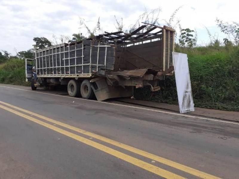 Acidente entre Jaru e Ariquemes envolve 4 caminhões na BR 364 e deixa motorista gravemente ferido - vídeo Acidente entre Jaru e Ariquemes envolve 4 caminhões na BR 364 e deixa motorista gravemente ferido - vídeo