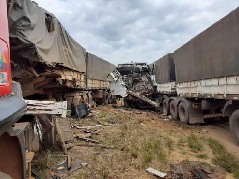 Acidente entre Jaru e Ariquemes envolve 4 caminhões na BR 364 e deixa motorista gravemente ferido - vídeo