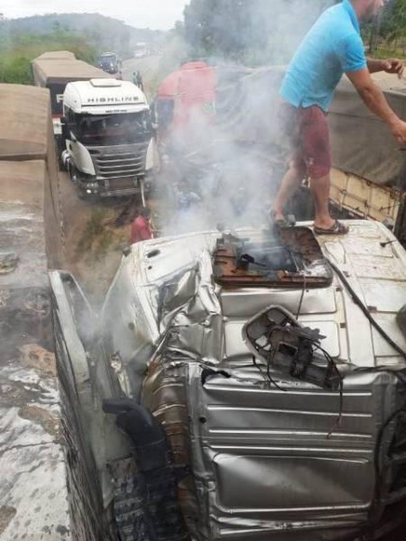Acidente entre Jaru e Ariquemes envolve 4 caminhões na BR 364 e deixa motorista gravemente ferido - vídeo Acidente entre Jaru e Ariquemes envolve 4 caminhões na BR 364 e deixa motorista gravemente ferido - vídeo
