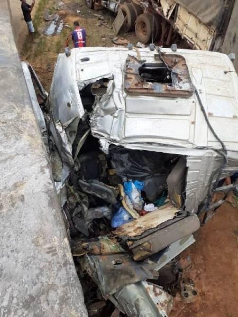 Acidente entre Jaru e Ariquemes envolve 4 caminhões na BR 364 e deixa motorista gravemente ferido - vídeo Acidente entre Jaru e Ariquemes envolve 4 caminhões na BR 364 e deixa motorista gravemente ferido - vídeo