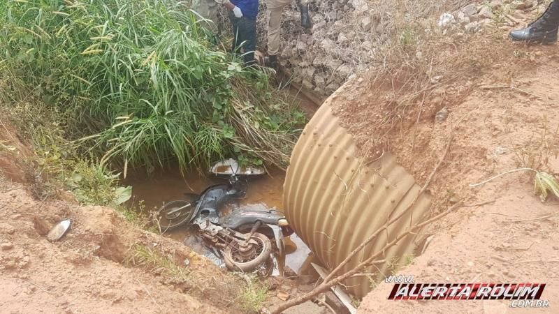 Homem é socorrido pelos bombeiros após cair com moto dentro de bueiro, em Rolim de Moura - Vídeo Homem é socorrido pelos bombeiros após cair com moto dentro de bueiro, em Rolim de Moura - Vídeo