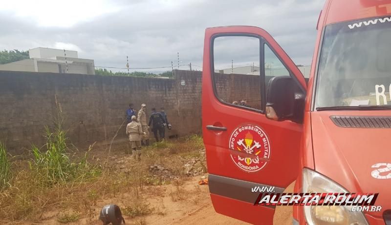 Homem é socorrido pelos bombeiros após cair com moto dentro de bueiro, em Rolim de Moura - Vídeo Homem é socorrido pelos bombeiros após cair com moto dentro de bueiro, em Rolim de Moura - Vídeo