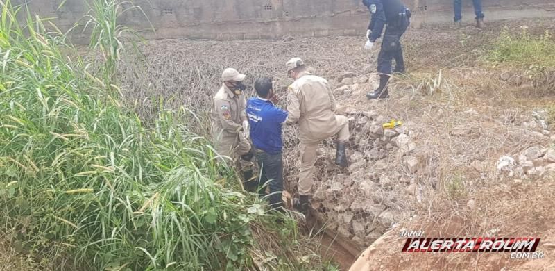 Homem é socorrido pelos bombeiros após cair com moto dentro de bueiro, em Rolim de Moura - Vídeo Homem é socorrido pelos bombeiros após cair com moto dentro de bueiro, em Rolim de Moura - Vídeo