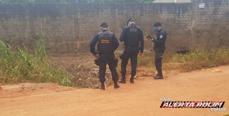 Homem é socorrido pelos bombeiros após cair com moto dentro de bueiro, em Rolim de Moura - Vídeo Homem é socorrido pelos bombeiros após cair com moto dentro de bueiro, em Rolim de Moura - Vídeo