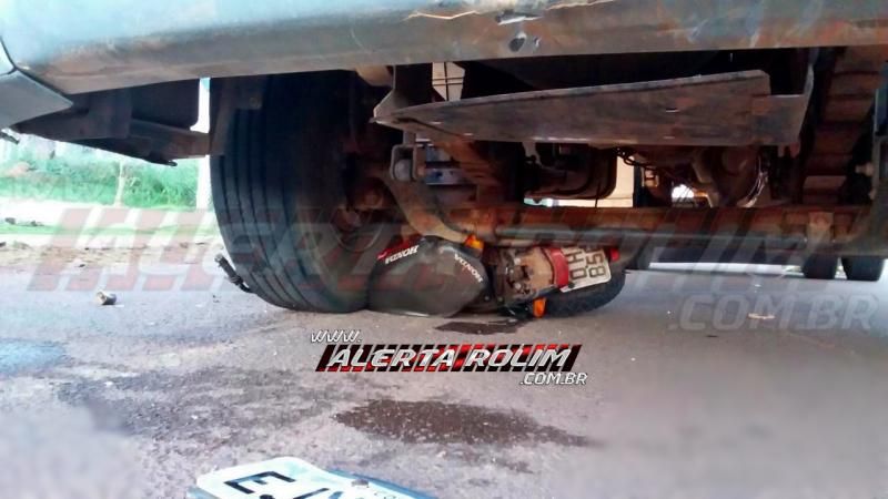 Motociclista é socorrido ao Hospital, após moto ser arrastada por vários metros por caminhão, durante acidente em frente ao Frigorífico Minerva, em Rolim de Moura Motociclista é socorrido ao Hospital, após moto ser arrastada por vários metros por caminhão, durante acidente em frente ao Frigorífico Minerva, em Rolim de Moura