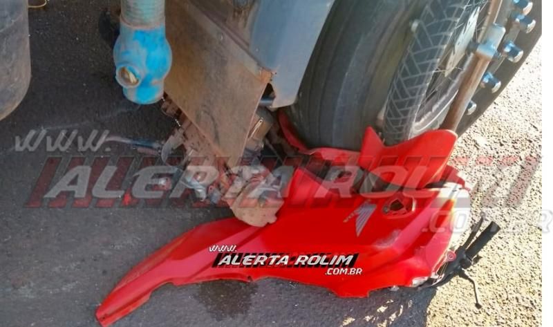 Motociclista é socorrido ao Hospital, após moto ser arrastada por vários metros por caminhão, durante acidente em frente ao Frigorífico Minerva, em Rolim de Moura Motociclista é socorrido ao Hospital, após moto ser arrastada por vários metros por caminhão, durante acidente em frente ao Frigorífico Minerva, em Rolim de Moura