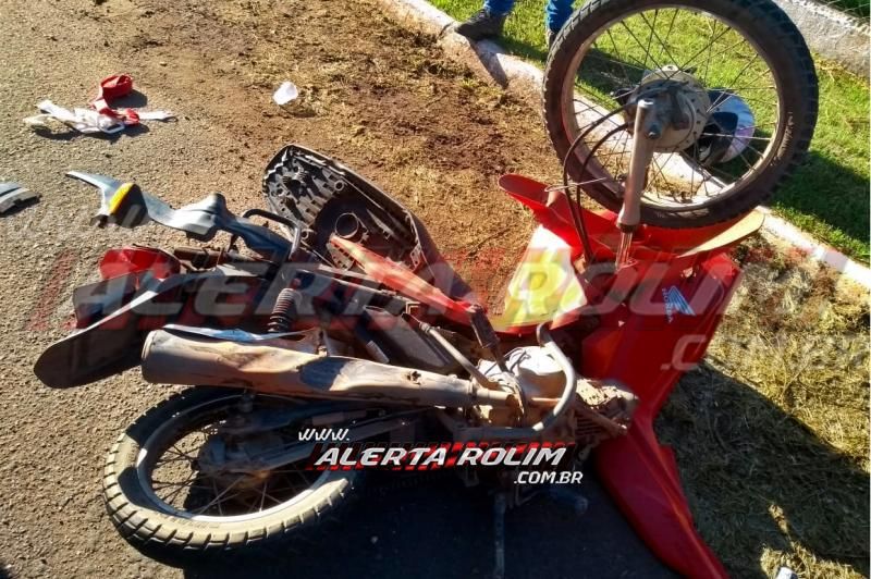 Motociclista é socorrido ao Hospital, após moto ser arrastada por vários metros por caminhão, durante acidente em frente ao Frigorífico Minerva, em Rolim de Moura Motociclista é socorrido ao Hospital, após moto ser arrastada por vários metros por caminhão, durante acidente em frente ao Frigorífico Minerva, em Rolim de Moura