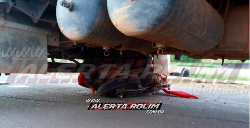 Motociclista é socorrido ao Hospital, após moto ser arrastada por vários metros por caminhão, durante acidente em frente ao Frigorífico Minerva, em Rolim de Moura Motociclista é socorrido ao Hospital, após moto ser arrastada por vários metros por caminhão, durante acidente em frente ao Frigorífico Minerva, em Rolim de Moura