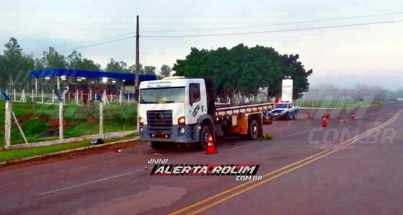 Motociclista é socorrido ao Hospital, após moto ser arrastada por vários metros por caminhão, durante acidente em frente ao Frigorífico Minerva, em Rolim de Moura Motociclista é socorrido ao Hospital, após moto ser arrastada por vários metros por caminhão, durante acidente em frente ao Frigorífico Minerva, em Rolim de Moura