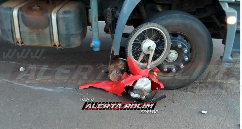 Motociclista é socorrido ao Hospital, após moto ser arrastada por vários metros por caminhão, durante acidente em frente ao Frigorífico Minerva, em Rolim de Moura Motociclista é socorrido ao Hospital, após moto ser arrastada por vários metros por caminhão, durante acidente em frente ao Frigorífico Minerva, em Rolim de Moura