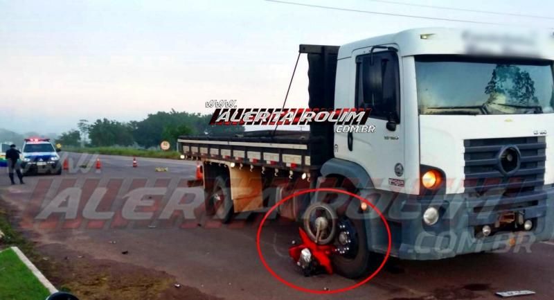 Motociclista é socorrido ao Hospital, após moto ser arrastada por vários metros por caminhão, durante acidente em frente ao Frigorífico Minerva, em Rolim de Moura Motociclista é socorrido ao Hospital, após moto ser arrastada por vários metros por caminhão, durante acidente em frente ao Frigorífico Minerva, em Rolim de Moura