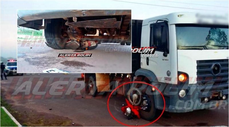 Motociclista é socorrido ao Hospital, após moto ser arrastada por vários metros por caminhão, durante acidente em frente ao Frigorífico Minerva, em Rolim de Moura