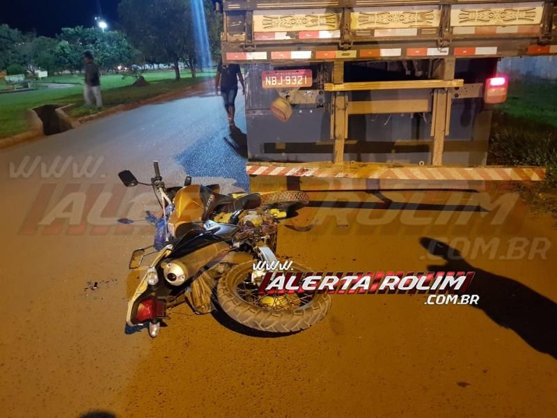 Motociclista é socorrido após bater na traseira de caminhão na Avenida 25 de Agosto, em Rolim de Moura Motociclista é socorrido após bater na traseira de caminhão na Avenida 25 de Agosto, em Rolim de Moura