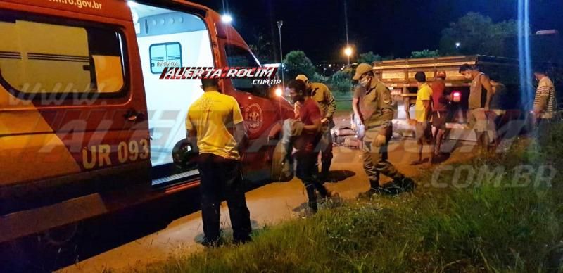 Motociclista é socorrido após bater na traseira de caminhão na Avenida 25 de Agosto, em Rolim de Moura Motociclista é socorrido após bater na traseira de caminhão na Avenida 25 de Agosto, em Rolim de Moura