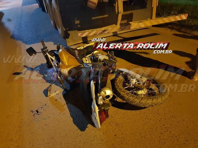 Motociclista é socorrido após bater na traseira de caminhão na Avenida 25 de Agosto, em Rolim de Moura Motociclista é socorrido após bater na traseira de caminhão na Avenida 25 de Agosto, em Rolim de Moura