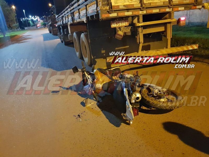 Motociclista é socorrido após bater na traseira de caminhão na Avenida 25 de Agosto, em Rolim de Moura