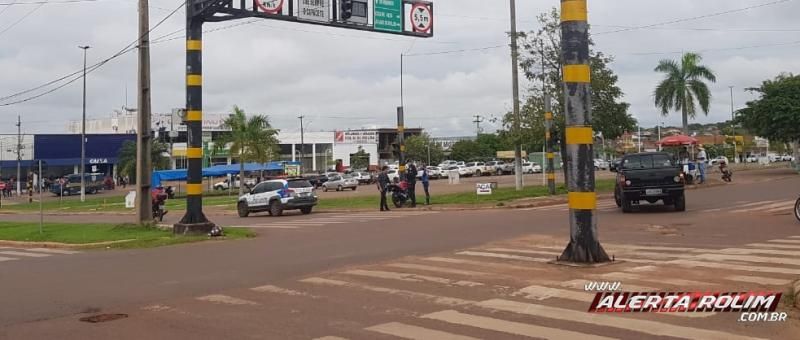 Motociclista é socorrido após sofrer queda na Av. 25 de Agosto, em Rolim de Moura Motociclista é socorrido após sofrer queda na Av. 25 de Agosto, em Rolim de Moura