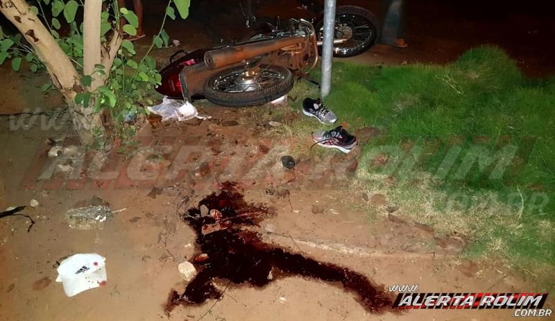 Motociclista é socorrido em estado grave após passar sobre quebra-molas e sofrer queda na Avenida João Pessoa, em Rolim de Moura – Vídeo Motociclista é socorrido em estado grave após passar sobre quebra-molas e sofrer queda na Avenida João Pessoa, em Rolim de Moura – Vídeo