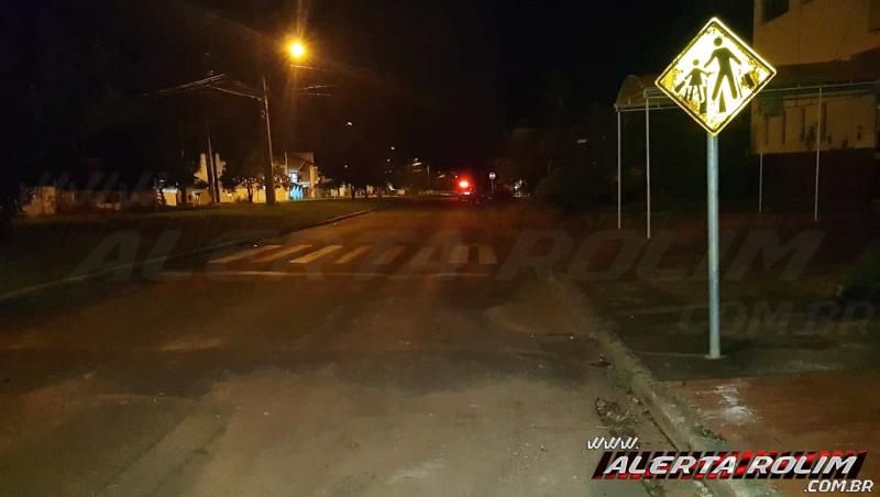 Motociclista é socorrido em estado grave após passar sobre quebra-molas e sofrer queda na Avenida João Pessoa, em Rolim de Moura – Vídeo Motociclista é socorrido em estado grave após passar sobre quebra-molas e sofrer queda na Avenida João Pessoa, em Rolim de Moura – Vídeo