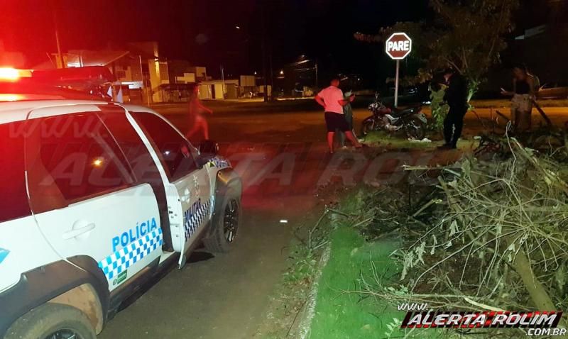 Motociclista é socorrido em estado grave após passar sobre quebra-molas e sofrer queda na Avenida João Pessoa, em Rolim de Moura – Vídeo Motociclista é socorrido em estado grave após passar sobre quebra-molas e sofrer queda na Avenida João Pessoa, em Rolim de Moura – Vídeo