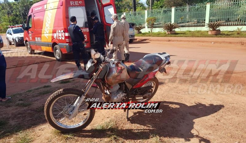 Motociclista é socorrido pelos bombeiros, após colisão com carro, no Bairro Centenário, em Rolim de Moura