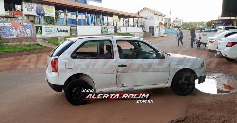 Motociclista é socorrido pelos bombeiros, após se envolver em acidente com carro no centro da cidade, em Rolim de Moura Motociclista é socorrido pelos bombeiros, após se envolver em acidente com carro no centro da cidade, em Rolim de Moura