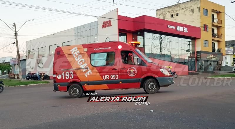 Motociclista é socorrido pelos bombeiros, após se envolver em acidente com carro no centro da cidade, em Rolim de Moura Motociclista é socorrido pelos bombeiros, após se envolver em acidente com carro no centro da cidade, em Rolim de Moura