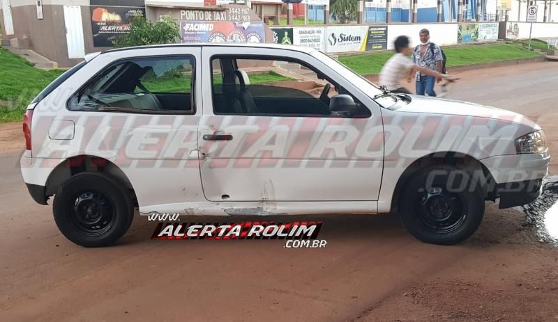 Motociclista é socorrido pelos bombeiros, após se envolver em acidente com carro no centro da cidade, em Rolim de Moura Motociclista é socorrido pelos bombeiros, após se envolver em acidente com carro no centro da cidade, em Rolim de Moura
