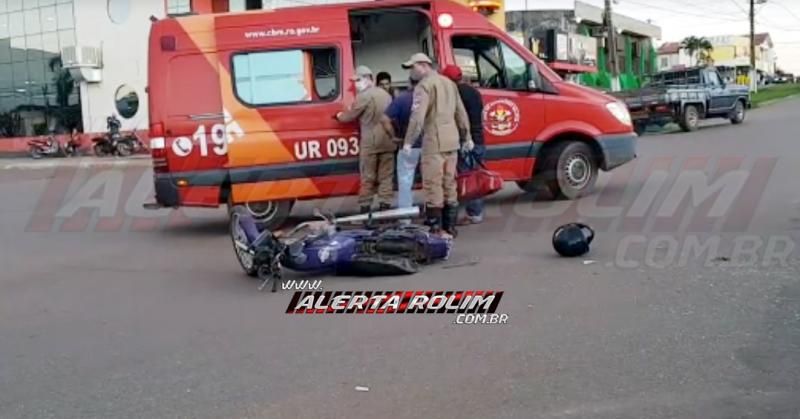 Motociclista é socorrido pelos bombeiros, após se envolver em acidente com carro no centro da cidade, em Rolim de Moura Motociclista é socorrido pelos bombeiros, após se envolver em acidente com carro no centro da cidade, em Rolim de Moura