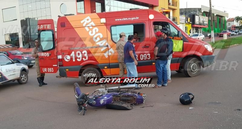 Motociclista é socorrido pelos bombeiros, após se envolver em acidente com carro no centro da cidade, em Rolim de Moura Motociclista é socorrido pelos bombeiros, após se envolver em acidente com carro no centro da cidade, em Rolim de Moura