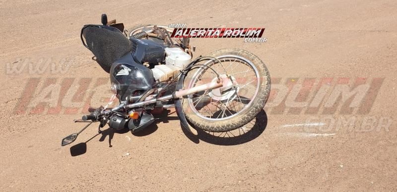Homem fratura braço após colisão entre duas motos, em Rolim de Moura Homem fratura braço após colisão entre duas motos, em Rolim de Moura