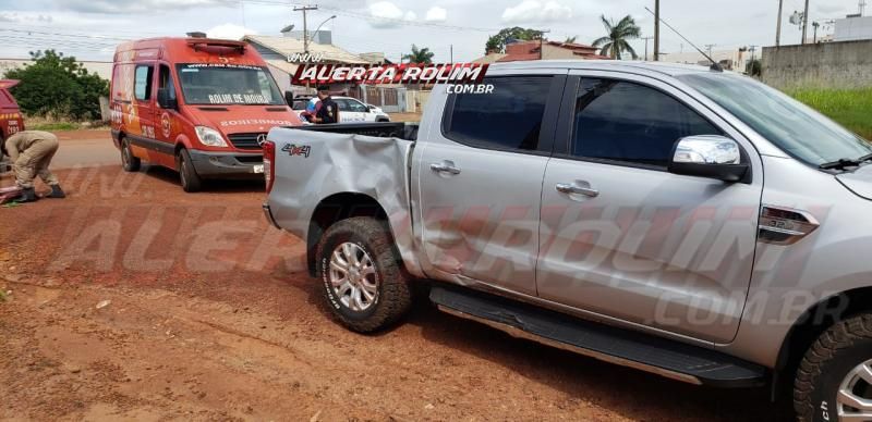 Motociclista fratura braço em colisão envolvendo moto e caminhonete, em Rolim de Moura - Vídeo Motociclista fratura braço em colisão envolvendo moto e caminhonete, em Rolim de Moura - Vídeo