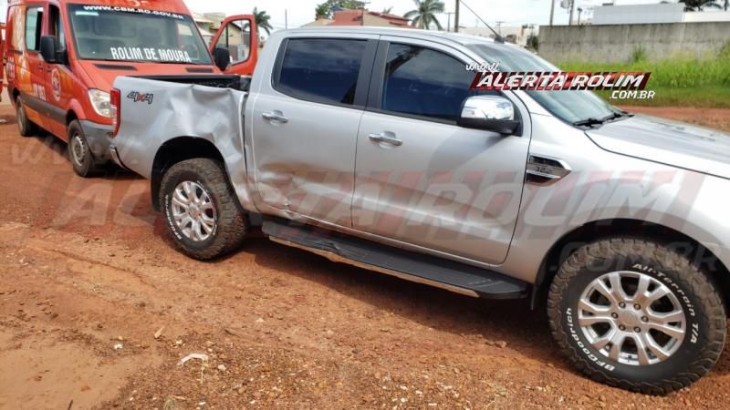 Motociclista fratura braço em colisão envolvendo moto e caminhonete, em Rolim de Moura - Vídeo Motociclista fratura braço em colisão envolvendo moto e caminhonete, em Rolim de Moura - Vídeo