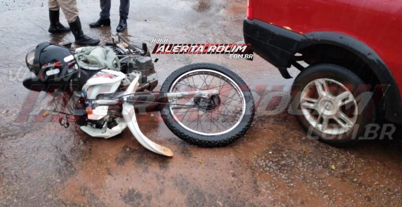 Motociclista sofre fratura exposta na perna ao ser atingido por carro, em Rolim de Moura - Vídeo Motociclista sofre fratura exposta na perna ao ser atingido por carro, em Rolim de Moura - Vídeo