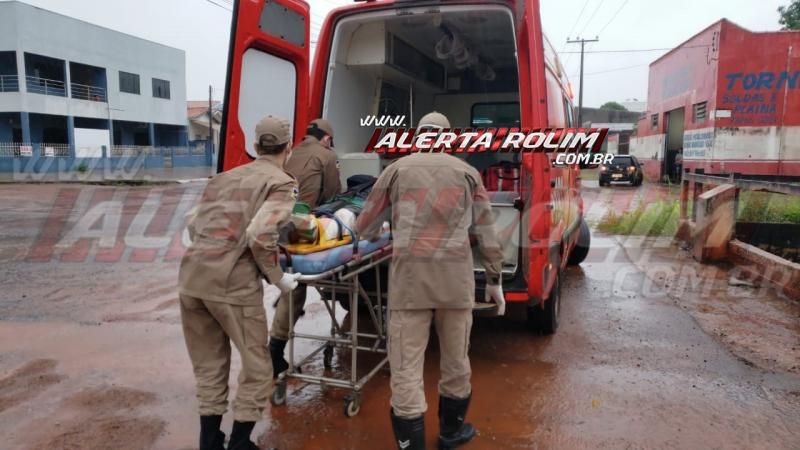 Motociclista sofre fratura exposta na perna ao ser atingido por carro, em Rolim de Moura - Vídeo Motociclista sofre fratura exposta na perna ao ser atingido por carro, em Rolim de Moura - Vídeo