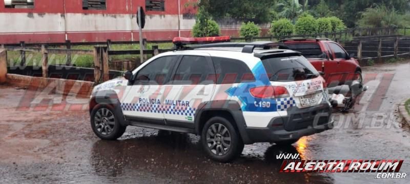 Motociclista sofre fratura exposta na perna ao ser atingido por carro, em Rolim de Moura - Vídeo Motociclista sofre fratura exposta na perna ao ser atingido por carro, em Rolim de Moura - Vídeo