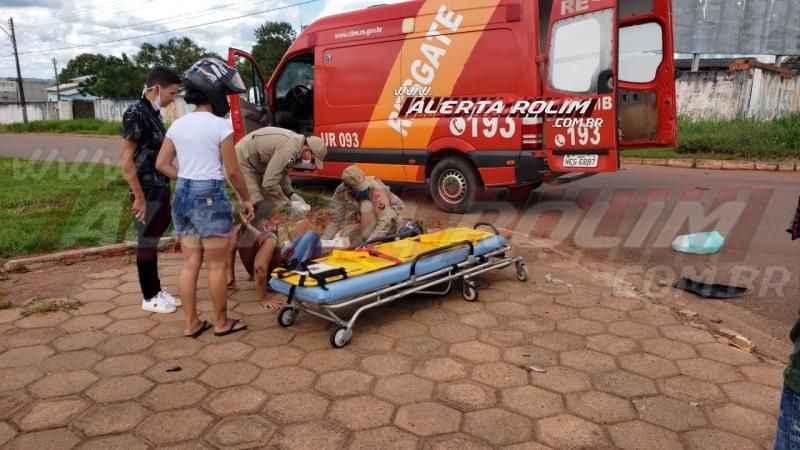 Mulher é socorrida pelos bombeiros após colisão entre duas motonetas na Avenida 25 de Agosto com Rua Urupá, em Rolim de Moura – Vídeo Mulher é socorrida pelos bombeiros após colisão entre duas motonetas na Avenida 25 de Agosto com Rua Urupá, em Rolim de Moura – Vídeo
