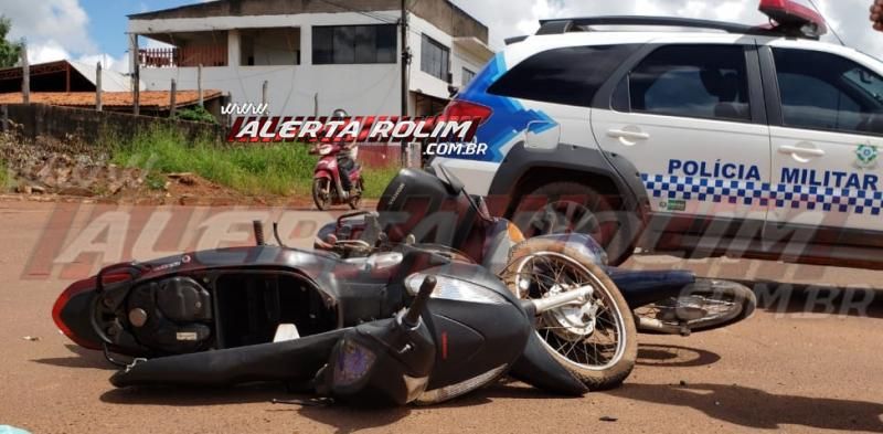 Mulher é socorrida pelos bombeiros após colisão entre duas motonetas na Avenida 25 de Agosto com Rua Urupá, em Rolim de Moura – Vídeo Mulher é socorrida pelos bombeiros após colisão entre duas motonetas na Avenida 25 de Agosto com Rua Urupá, em Rolim de Moura – Vídeo