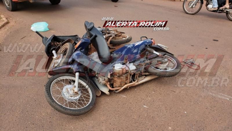 Mulher é socorrida pelos bombeiros após colisão entre duas motonetas na Avenida 25 de Agosto com Rua Urupá, em Rolim de Moura – Vídeo Mulher é socorrida pelos bombeiros após colisão entre duas motonetas na Avenida 25 de Agosto com Rua Urupá, em Rolim de Moura – Vídeo