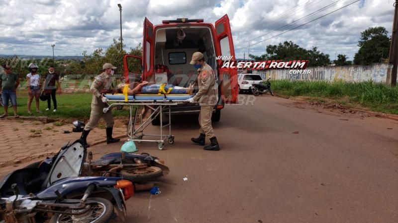 Mulher é socorrida pelos bombeiros após colisão entre duas motonetas na Avenida 25 de Agosto com Rua Urupá, em Rolim de Moura – Vídeo Mulher é socorrida pelos bombeiros após colisão entre duas motonetas na Avenida 25 de Agosto com Rua Urupá, em Rolim de Moura – Vídeo