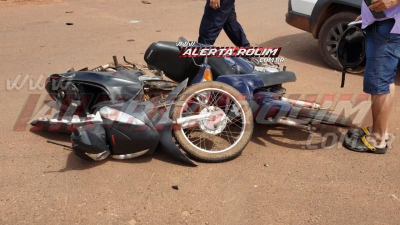 Mulher é socorrida pelos bombeiros após colisão entre duas motonetas na Avenida 25 de Agosto com Rua Urupá, em Rolim de Moura – Vídeo Mulher é socorrida pelos bombeiros após colisão entre duas motonetas na Avenida 25 de Agosto com Rua Urupá, em Rolim de Moura – Vídeo