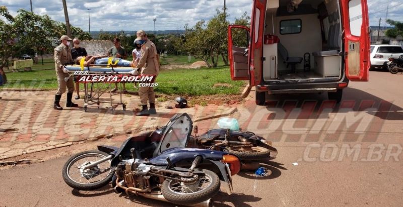 Mulher é socorrida pelos bombeiros após colisão entre duas motonetas na Avenida 25 de Agosto com Rua Urupá, em Rolim de Moura – Vídeo