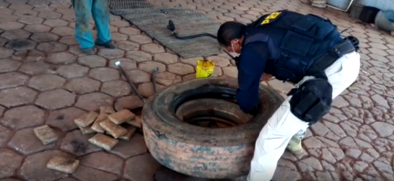 No Mato Grosso, mais de 20 kg de cocaína são encontrados pela PRF dentro de estepe de caminhão com placas de Rolim de Moura No Mato Grosso, mais de 20 kg de cocaína são encontrados pela PRF dentro de estepe de caminhão com placas de Rolim de Moura