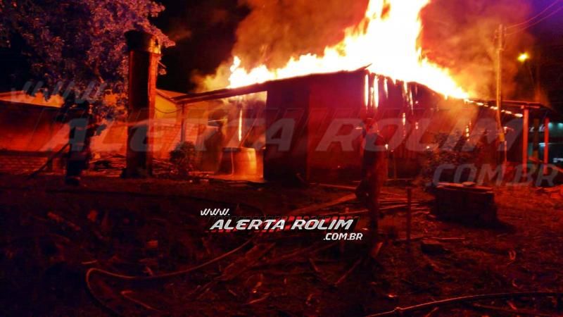 URGENTE - Bar é completamente destruído por incêndio, na Avenida Norte Sul, em Rolim de Moura - Vídeo URGENTE - Bar é completamente destruído por incêndio, na Avenida Norte Sul, em Rolim de Moura - Vídeo
