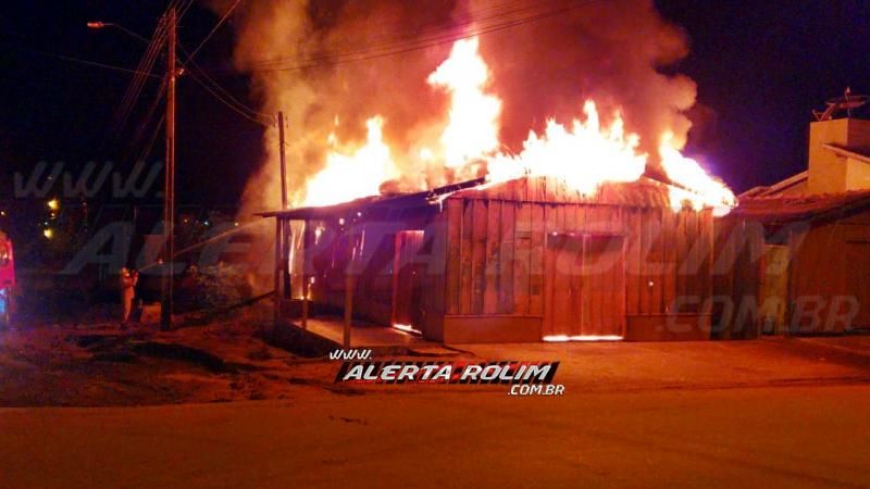 URGENTE - Bar é completamente destruído por incêndio, na Avenida Norte Sul, em Rolim de Moura - Vídeo URGENTE - Bar é completamente destruído por incêndio, na Avenida Norte Sul, em Rolim de Moura - Vídeo
